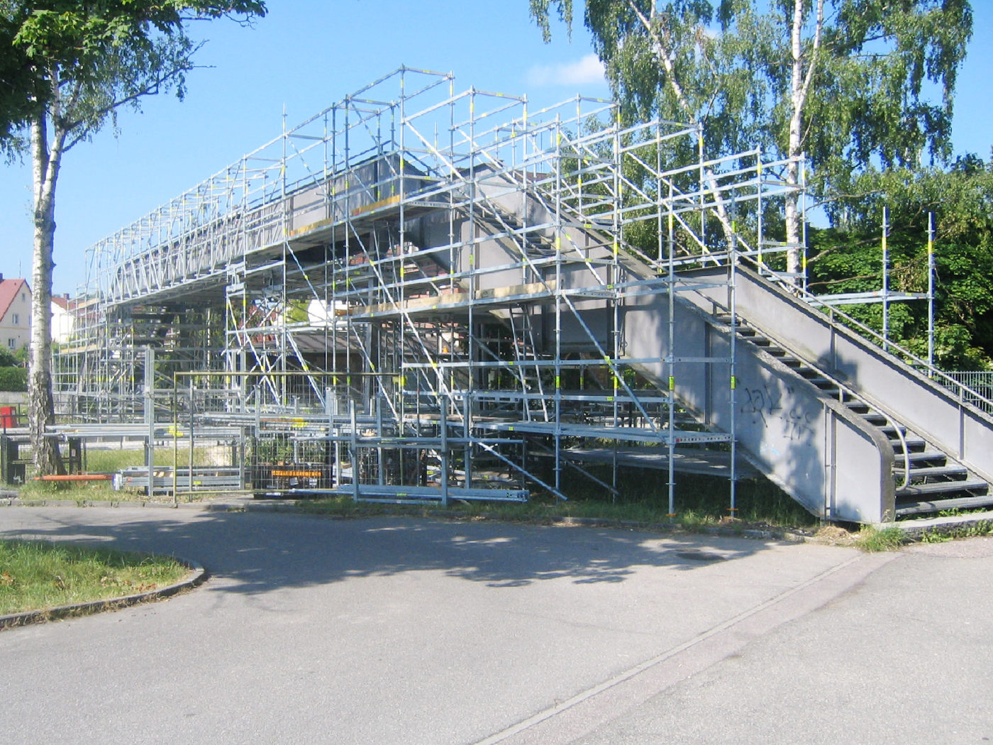 Fußgängerbrücke über die Bahn